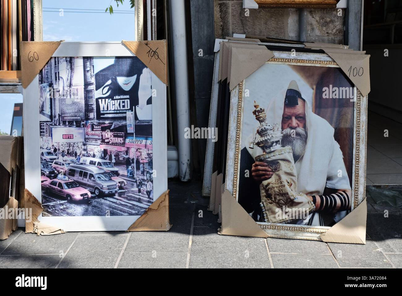7 ottobre 2014 - Gerusalemme, Israele - Un assortimento diversificato di immagini è in vendita per la decorazione della sukkah, un tabernacolo, che simboleggia i rifugi utilizzati dagli antichi ebrei nel deserto dopo essere stati liberati dalla schiavitù in Egitto. Sono in corso i preparativi per Sukkot, la festa ebraica dei Tabernacoli. (Immagine di credito: © Nir Alon/ZUMA Wire) Foto Stock