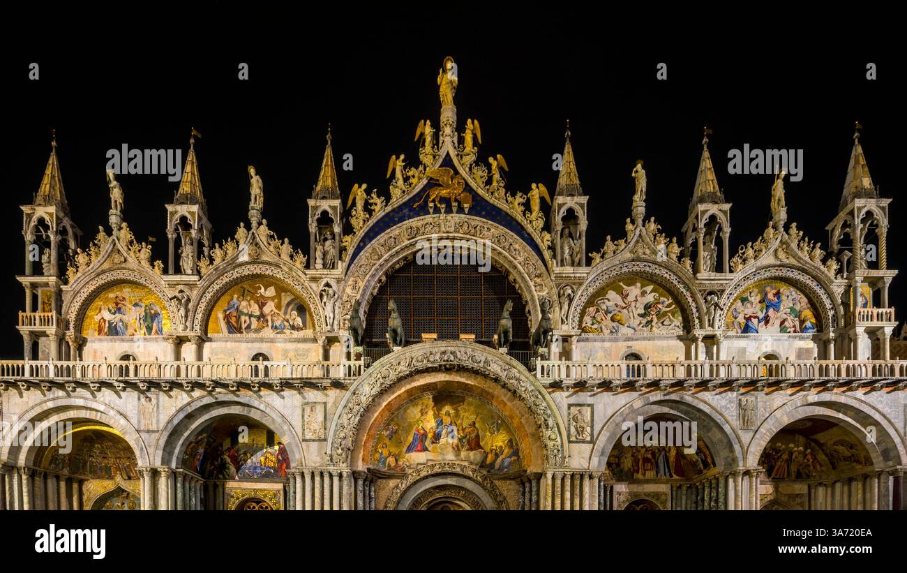 Venezia, Italia - 8 febbraio 2025: Basilica di San Marco a Venezia, Italia, illuminata di notte. Mosaici dorati e archi ornati sono visibili contro a d Foto Stock