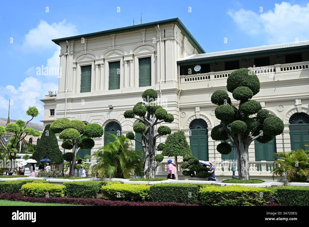 Il Museo Wat Phra Kaew, il Museo del Buddha di Smeraldo e il giardino nel complesso del Grand Palace a Bangkok, Thailandia. Foto Stock