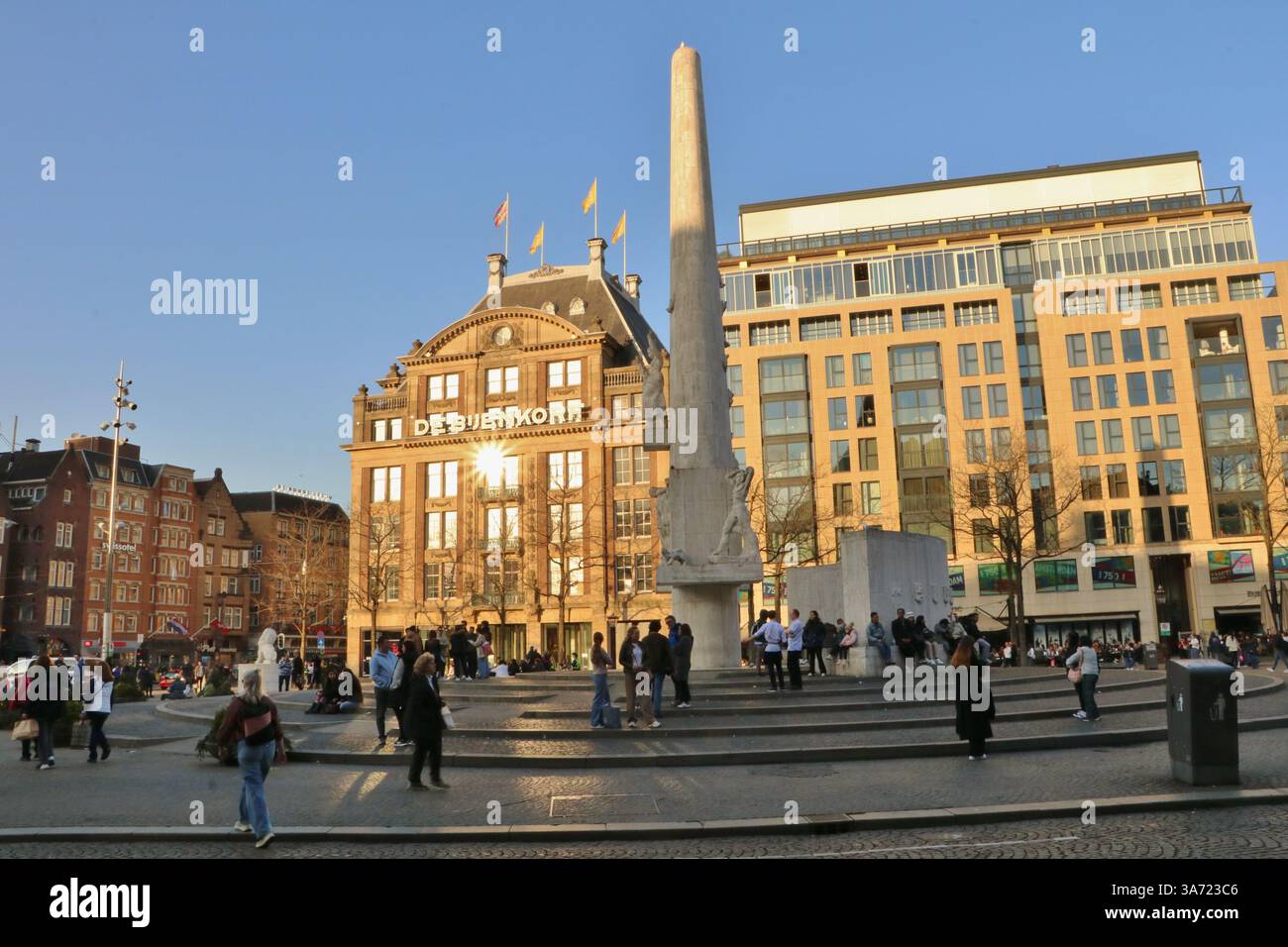Piazza Dam con monumento alla guerra, gente e magazzino Bijenkorf ad Amsterdam, Paesi Bassi Foto Stock
