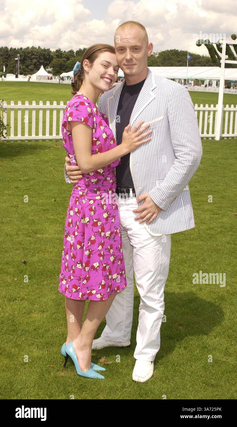 27 luglio 2003 - Windsor, Berkshire, Gran Bretagna - ©Dave Benett/ALPH / A13418 052211 07.27.2003.Camilla Rutherford & Husband Rufus. Il Polo è stato seguito da una festa alla tenda China White..Cartier International Polo, Guards Polo Club a Windsor Great Park, Windsor, Berkshire. (Immagine di credito: © Globe Photos/ZUMAPRESS.com) Foto Stock