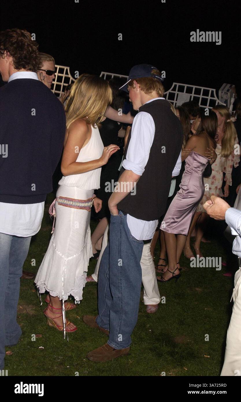 27 luglio 2003 - Windsor, Berkshire, Gran Bretagna - ©Dave Benett/ALPH / A13418 052211 07.27.2003.Prince Harry Chats con un'ospite femminile. Il Polo è stato seguito da una festa alla tenda China White..Cartier International Polo, Guards Polo Club a Windsor Great Park, Windsor, Berkshire. (Immagine di credito: © Globe Photos/ZUMAPRESS.com) Foto Stock
