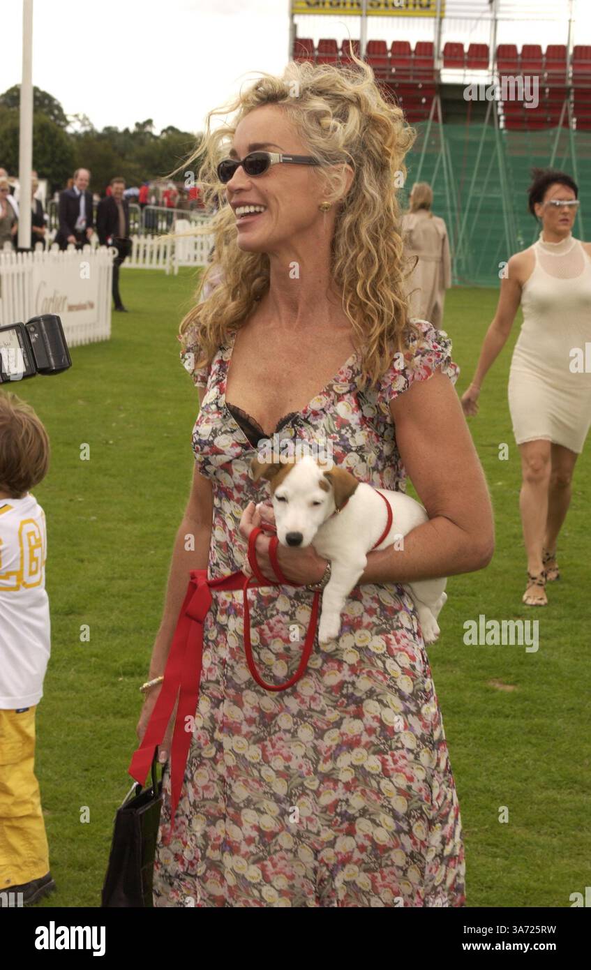 27 luglio 2003 - Windsor, Berkshire, Gran Bretagna - ©Dave Benett/ALPH / A13418 052211 07.27.2003.la moglie di Mike Rutherford Angie con il cane Polly. Il Polo è stato seguito da una festa alla tenda China White..Cartier International Polo, Guards Polo Club a Windsor Great Park, Windsor, Berkshire. (Immagine di credito: © Globe Photos/ZUMAPRESS.com) Foto Stock