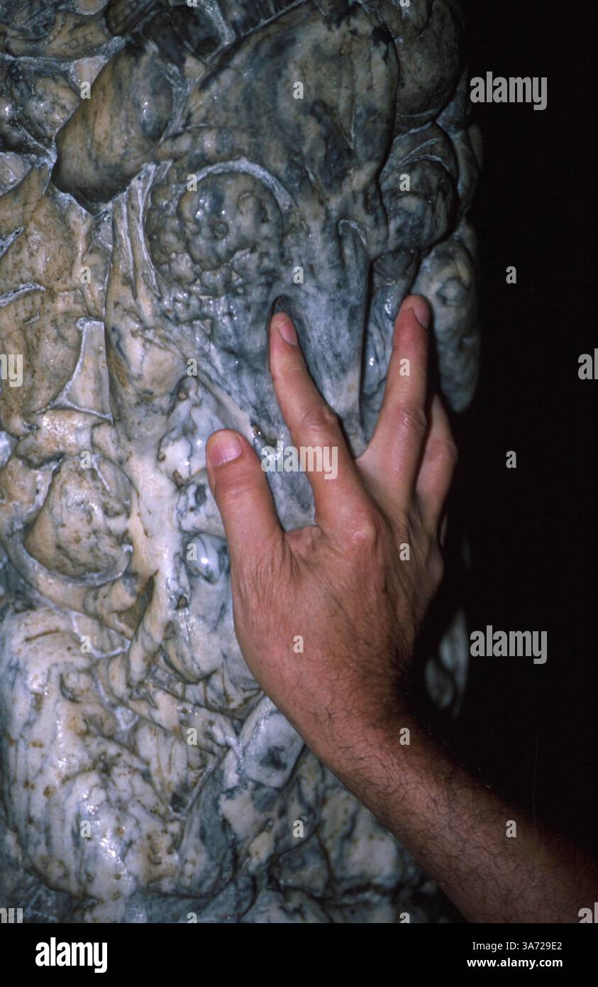1 gennaio 2011 - entrando nella Cattedrale di Santiago, i pellegrini fanno tradizionalmente la fila per toccare il pilastro sotto i piedi di Santiago. Nel corso dei secoli, i milioni di pellegrini hanno indossato cinque chiari segni di dito che hanno followeso la stessa tradizione nella colonna di granito scolpita con l'albero di Jesse. Interno della Cattedrale di Santiago. Galizia..K38704PQ CAMINO, SPAGNA. PAUL QUAYLE/ 2004 (immagine di credito: © Globe Photos/ZUMAPRESS.com) Foto Stock