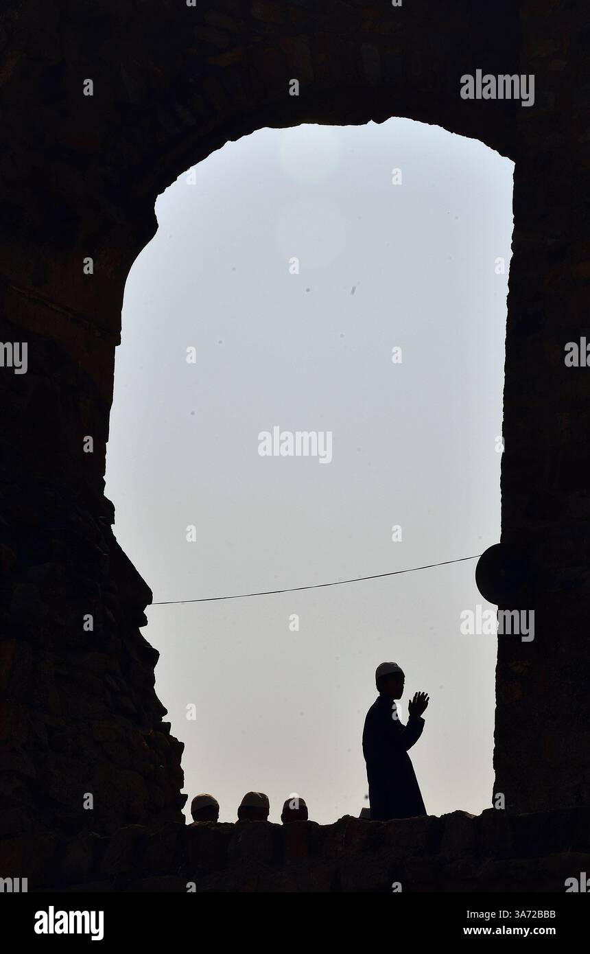 NUOVA DELHI,INDIA â€“6 OTTOBRE: I musulmani che si recano a pregare Eid-al-Adha presso le rovine della moschea Feroz Shah Kotla a nuova Delhi. (Immagine di credito: © India Today/ZUMA Wire) Foto Stock