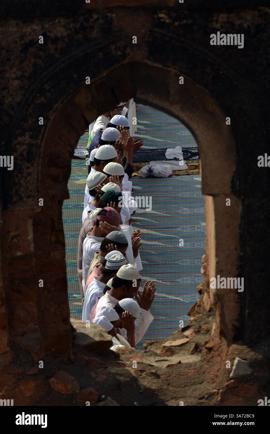 NUOVA DELHI,INDIA â€“6 OTTOBRE: I musulmani che offrono preghiere Eid-al-Adha alle rovine della moschea Feroz Shah Kotla a nuova Delhi. (Immagine di credito: © India Today/ZUMA Wire) Foto Stock