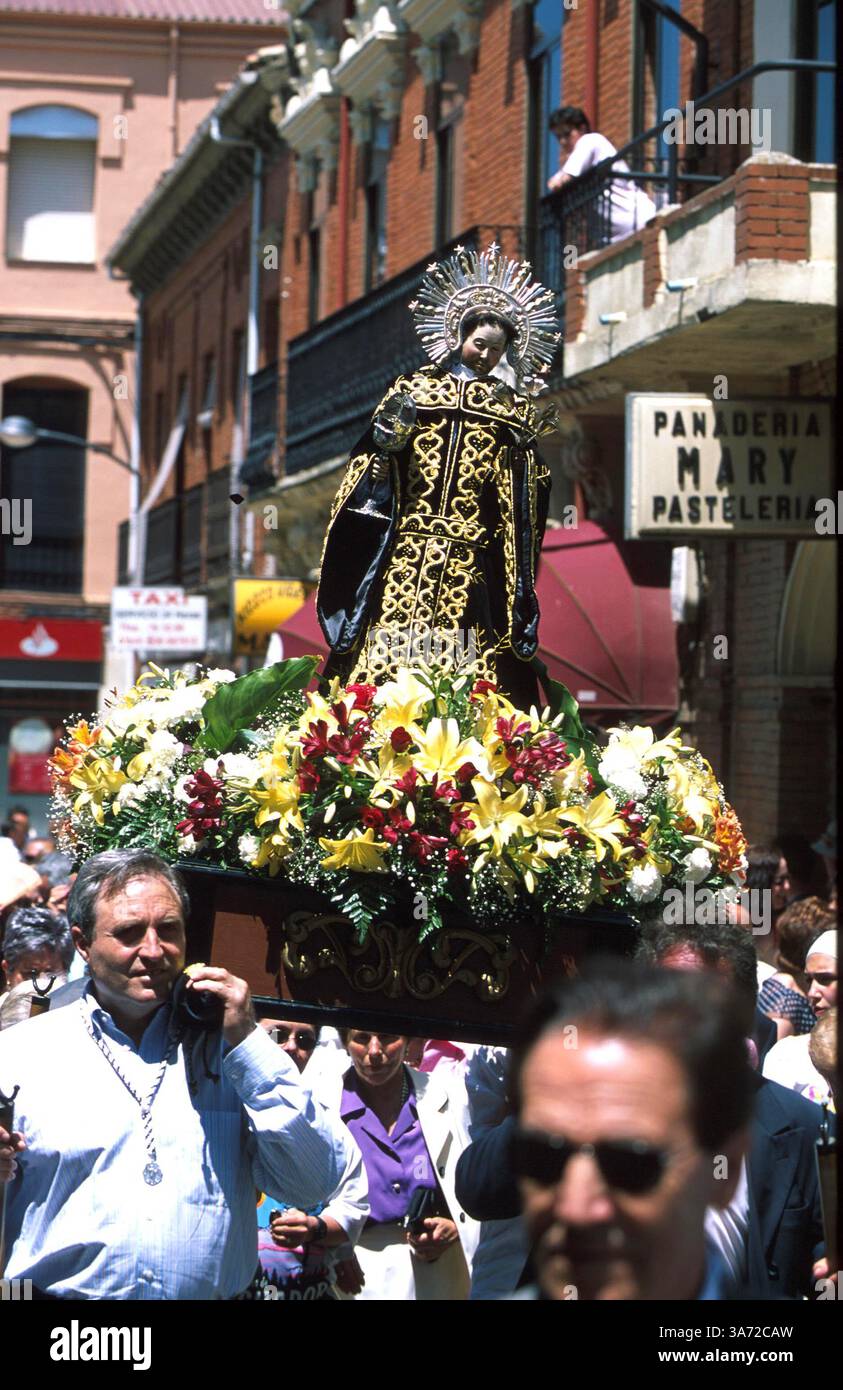 1 gennaio 2011 - festa locale nella città di Sahagun, POP.2.600, in onore di San Juan di Sahagun. Un modello di San Juan portato da dignitari insieme a una reliquia ossea del santo portata dai sacerdoti partecipano a una solenne processione intorno alla città. Il modello e l'osso sono normalmente ospitati nella chiesa di San Juan con facciata bianca, dove inizia e termina la processione. Sabato. Provincia di Leon... K38704PQ CAMINO, SPAGNA. PAUL QUAYLE/ 2004 (immagine di credito: © Globe Photos/ZUMAPRESS.com) Foto Stock