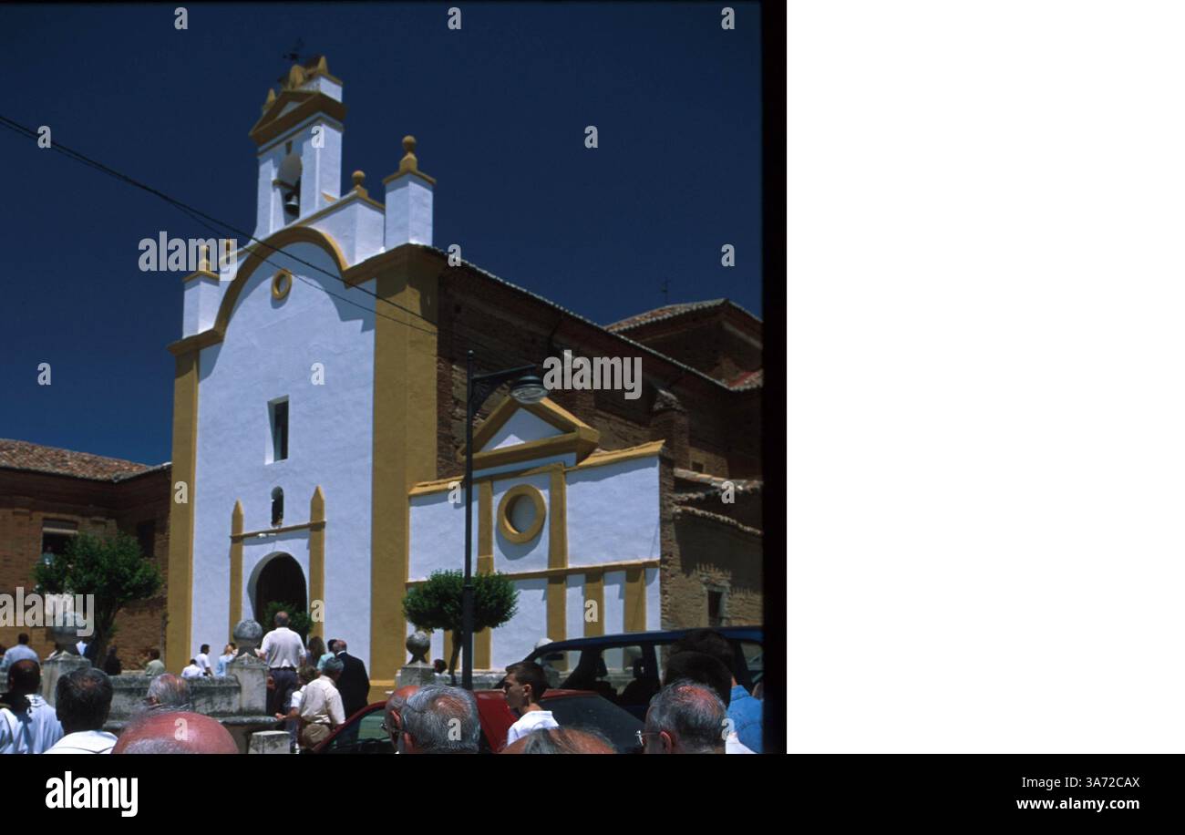 1 gennaio 2011 - festa locale nella città di Sahagun, POP.2.600, in onore di San Juan di Sahagun. Un modello di San Juan portato da dignitari insieme a una reliquia ossea del santo portata dai sacerdoti partecipano a una solenne processione intorno alla città. Il modello e l'osso sono normalmente ospitati nella chiesa di San Juan con facciata bianca, dove inizia e termina la processione. Sabato. Provincia di Leon... K38704PQ CAMINO, SPAGNA. PAUL QUAYLE/ 2004 (immagine di credito: © Globe Photos/ZUMAPRESS.com) Foto Stock