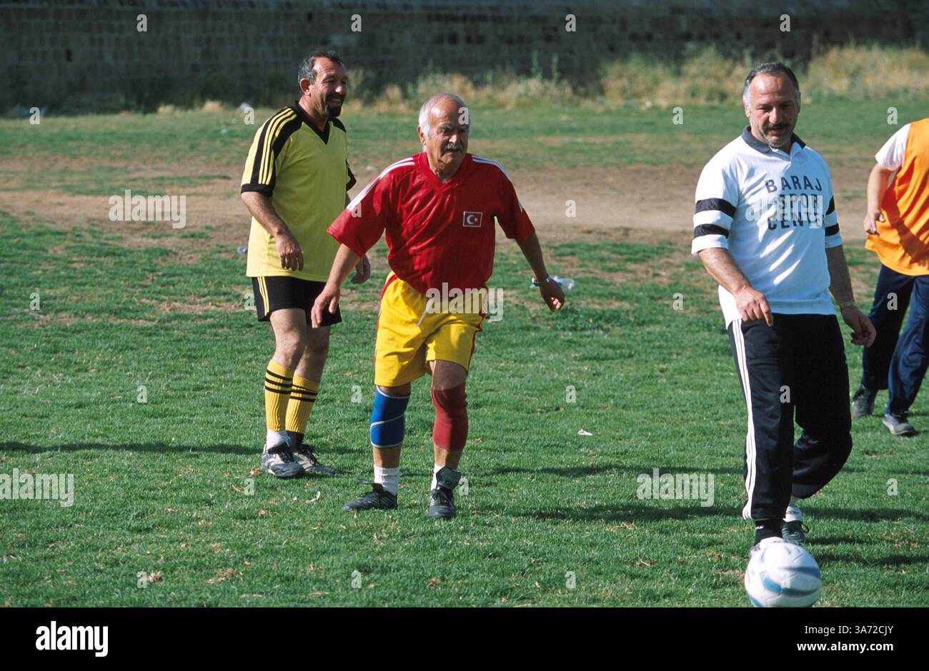 1 gennaio 2011 - K31461 CIPRO SUD. PROPRIO SUL LATO TURCO-CIPRIOTA DI UNA "LINEA VERDE" VICINO ALL'ATTRAVERSAMENTO DEL PALAZZO DI LEDRA. PARTITA DI CALCIO DI DOMENICA MATTINA. PRESO A NORTH NICOSIA (LEFKOSIA) NORTH CYPRUS. PAUL QUAYLE/ 2003 (immagine di credito: © Globe Photos/ZUMAPRESS.com) Foto Stock
