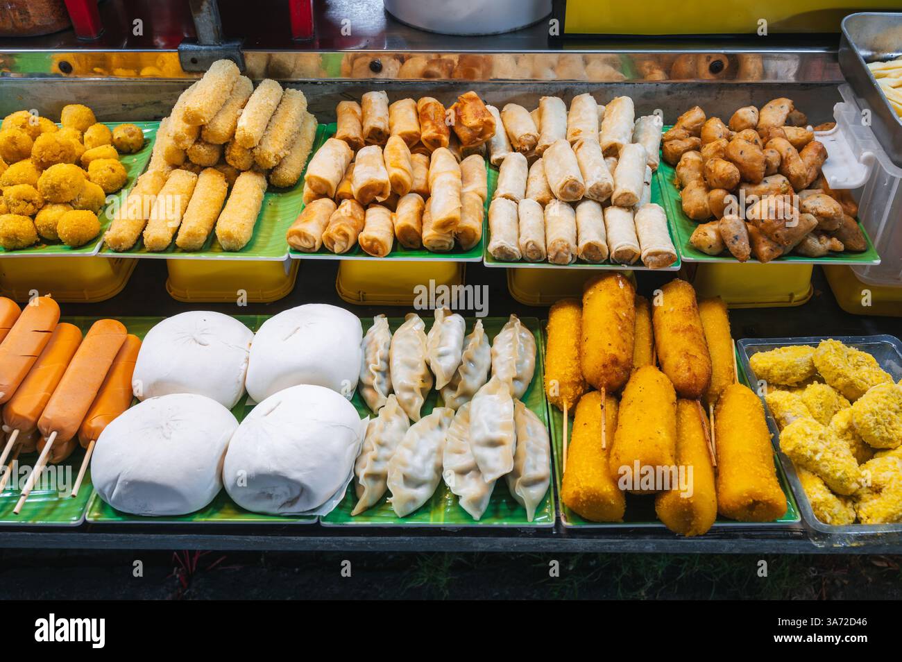 Cucina e pasticceria tradizionale vietnamita al mercato notturno asiatico in strada in Vietnam in Asia a da Nang Foto Stock