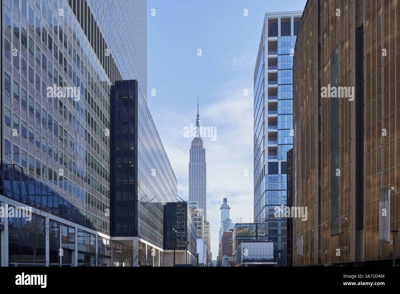 Edifici per uffici con l'Empire State Building in lontananza Foto Stock