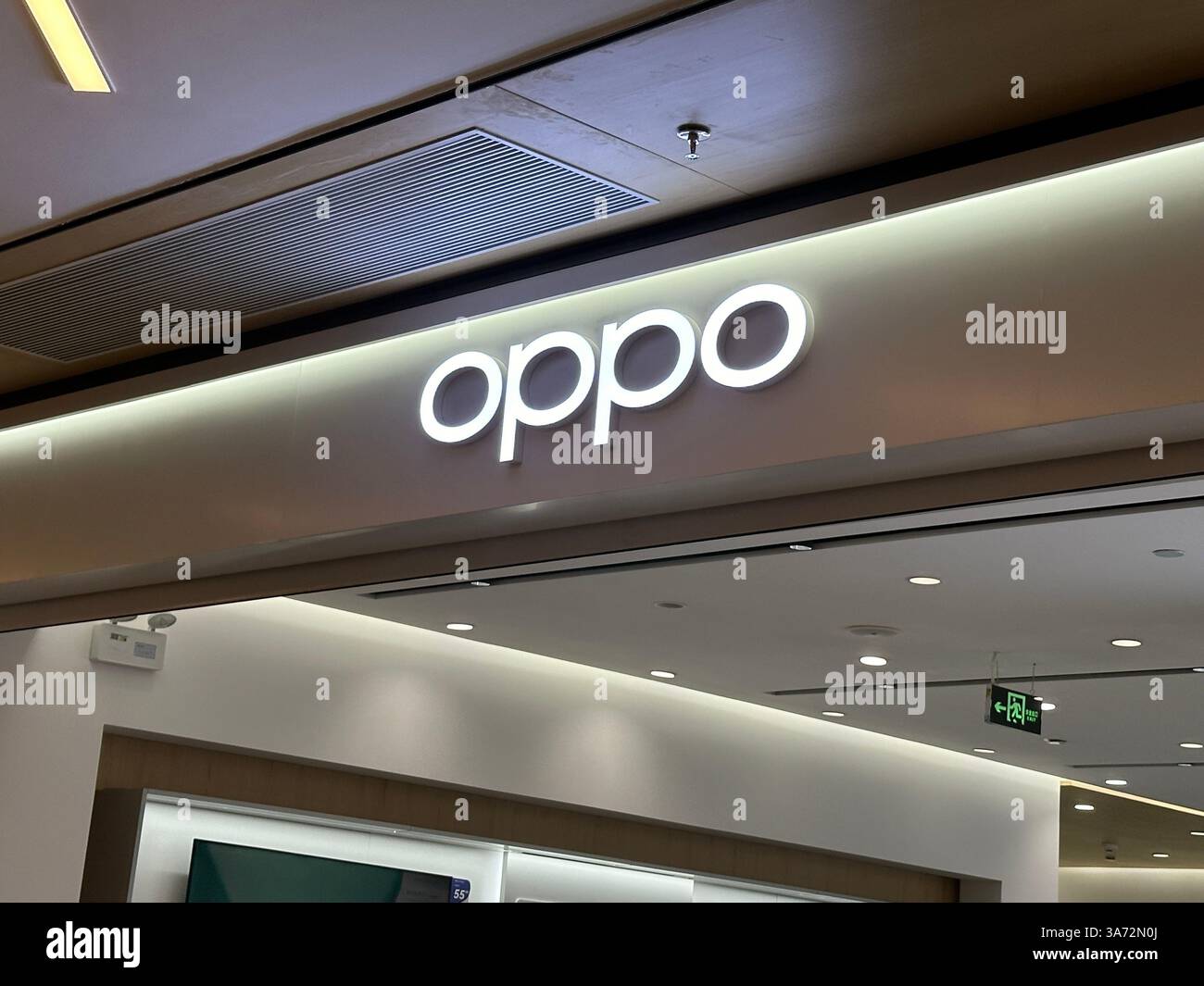 Nanning, Cina - 11 novembre 2023. Cartello negozio Oppo. Oppo è un produttore cinese di elettronica di consumo. - Immagine stock catturata con smartphone