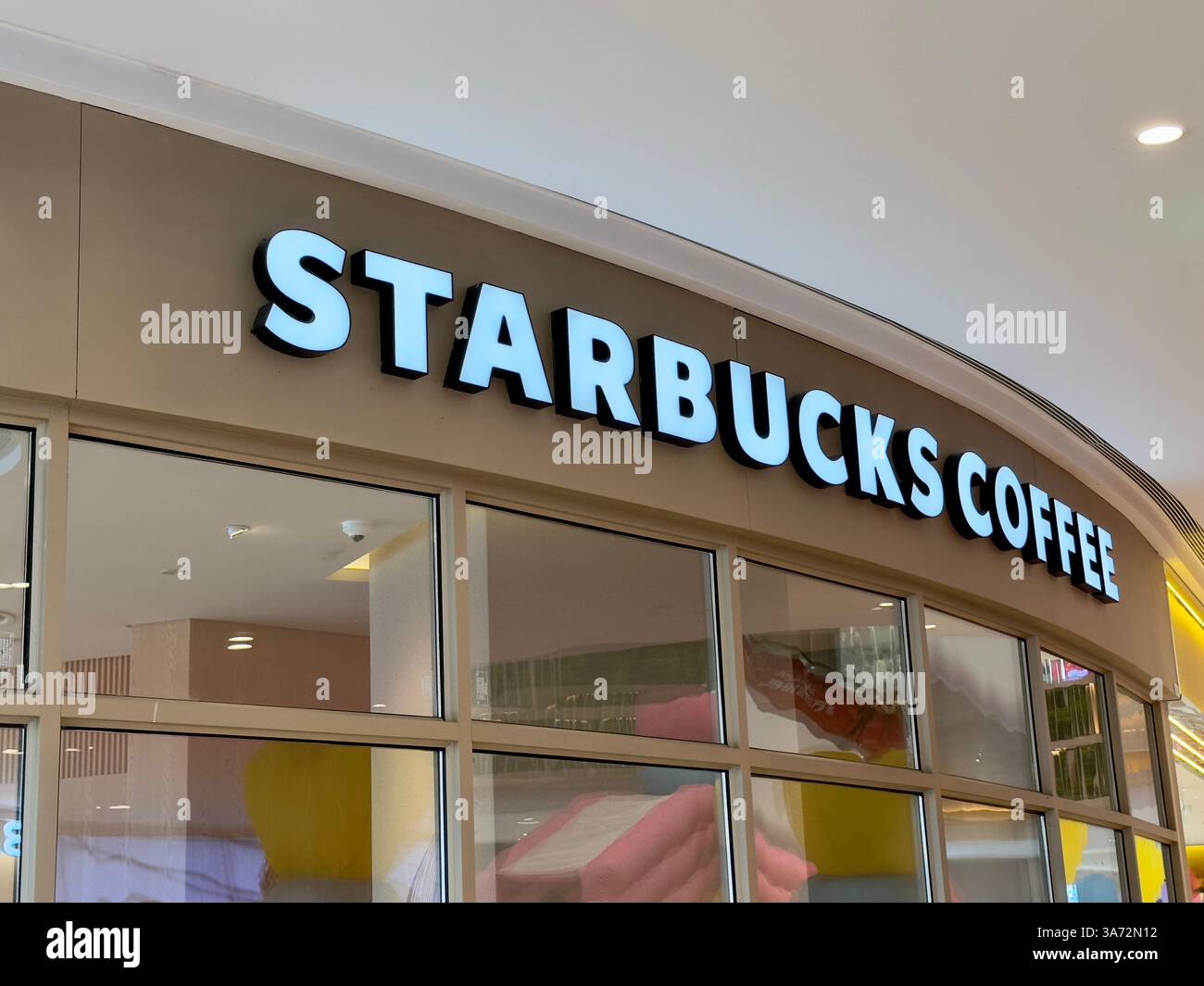 Nanning, Cina - 11 novembre 2023. Caffetteria Starbucks. - Immagine stock catturata con smartphone