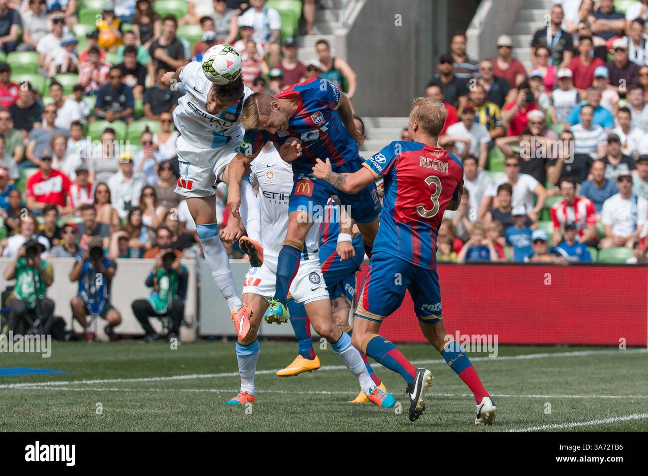 19 ottobre 2014 - Melbourne, Victoria, Australia - Jason HOFFMAN della città di Melbourne dirige la palla nel secondo round della partita tra Melbourne Heart e Melbourne Victory nella stagione australiana Hyundai A-League 2014-15 all'AAMI Park di Melbourne, Australia. (Immagine di credito: © Sydney Low/ZUMA Wire) Foto Stock