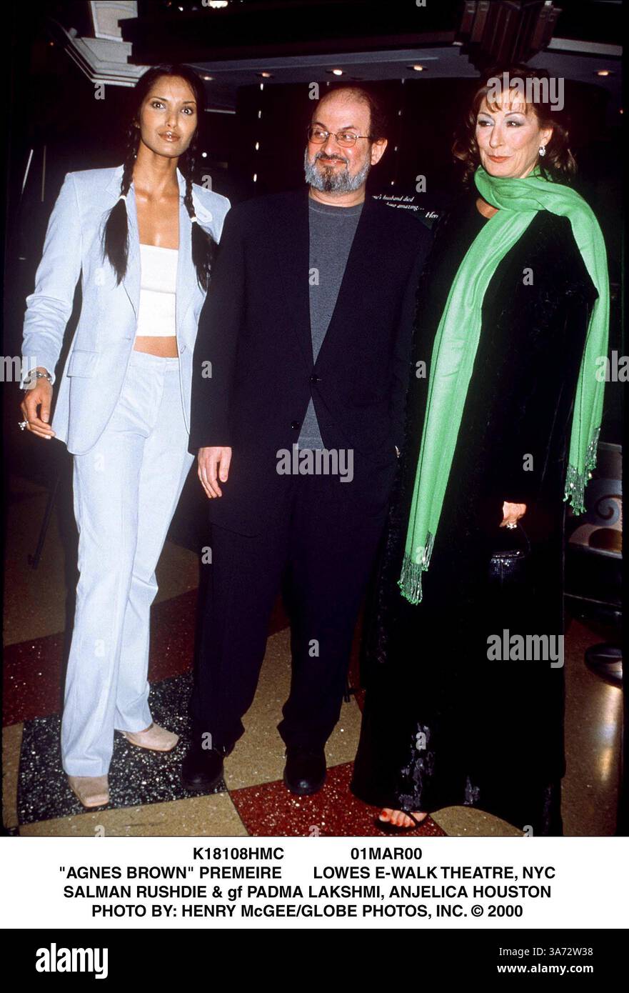 1 gennaio 2011 - K18108HMC 01MAR00.''AGNES BROWN'''′EIRE LOWES E-WALK THEATER, NEW YORK. SALMAN RUSHDIE & GF PADMA LAKSHMI, ANJELICA HOUSTON. HENRY McGee/ 2000 (immagine di credito: © Globe Photos/ZUMAPRESS.com) Foto Stock