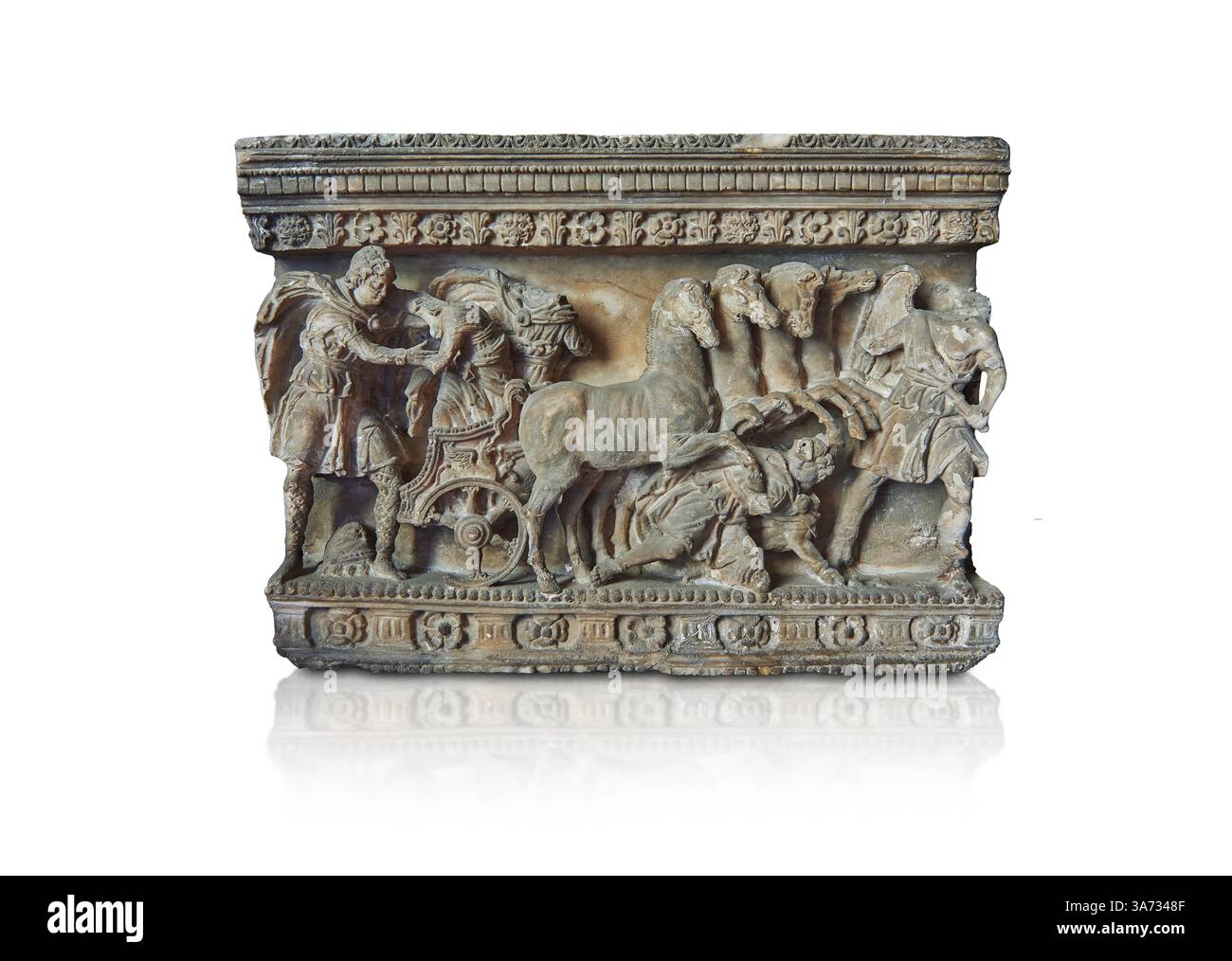 Urna cineraria funeraria etrusca (cineraria) pannello laterale con sculture a rilievo raffiguranti una battaglia con il carro, stile ellenistico di chiusi con cir Foto Stock