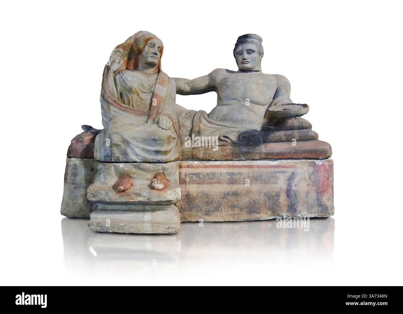 Un'urna cineraria di alabastro etrusco (cineraria) IV secolo a.C., raffigurante un uomo disteso su Kline con una donna seduta sul bordo di essa. Nationa Foto Stock