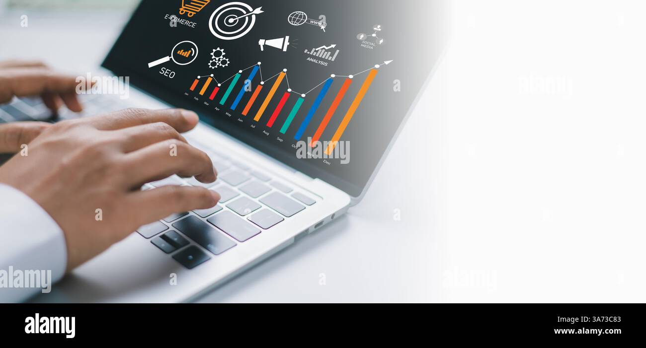 Analisi umana della gestione dei dati aziendali aziendali, marketing social media, analisi aziendale con grafico, metriche e KPI per migliorare l'organizzazione Foto Stock