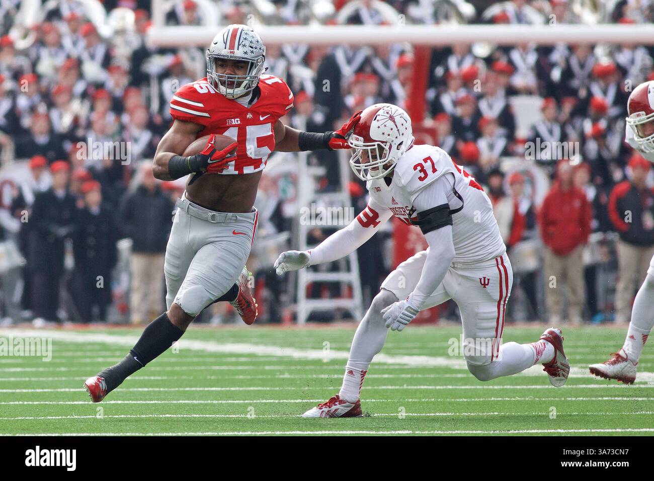22 novembre 2014 - Columbus, Ohio, U. S - il running back degli Ohio State Buckeyes Ezekiel Elliott (15) arme rigide la safety degli Indiana Hoosiers Mark Murphy (37) in una corsa per un primo down nel primo quarto della partita tra gli Ohio State Buckeyes e gli Indiana Hoosiers all'Ohio Stadium, Columbus, Ohio. Lo Stato dell'Ohio sconfisse l'Indiana 42-27. (Immagine di credito: © Scott Stuart/ZUMA Wire) Foto Stock