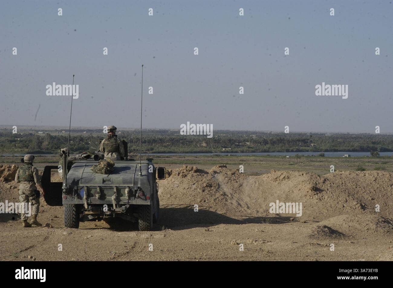 23 aprile 2004; al Asad, Iraq; i Marines con il Combined Anti-Armor Team, Weapons Company, 3rd Battalion, 24th Marine Regiment, si fermano durante il loro avvicinamento alla valle del fiume Eufrate dal deserto durante una pattuglia il 23 aprile 2004. I Marines CAAT fanno parte della protezione delle forze per il quartier generale del 1st Force Service Support Group a Camp Taqaddum, Iraq. Foto Stock