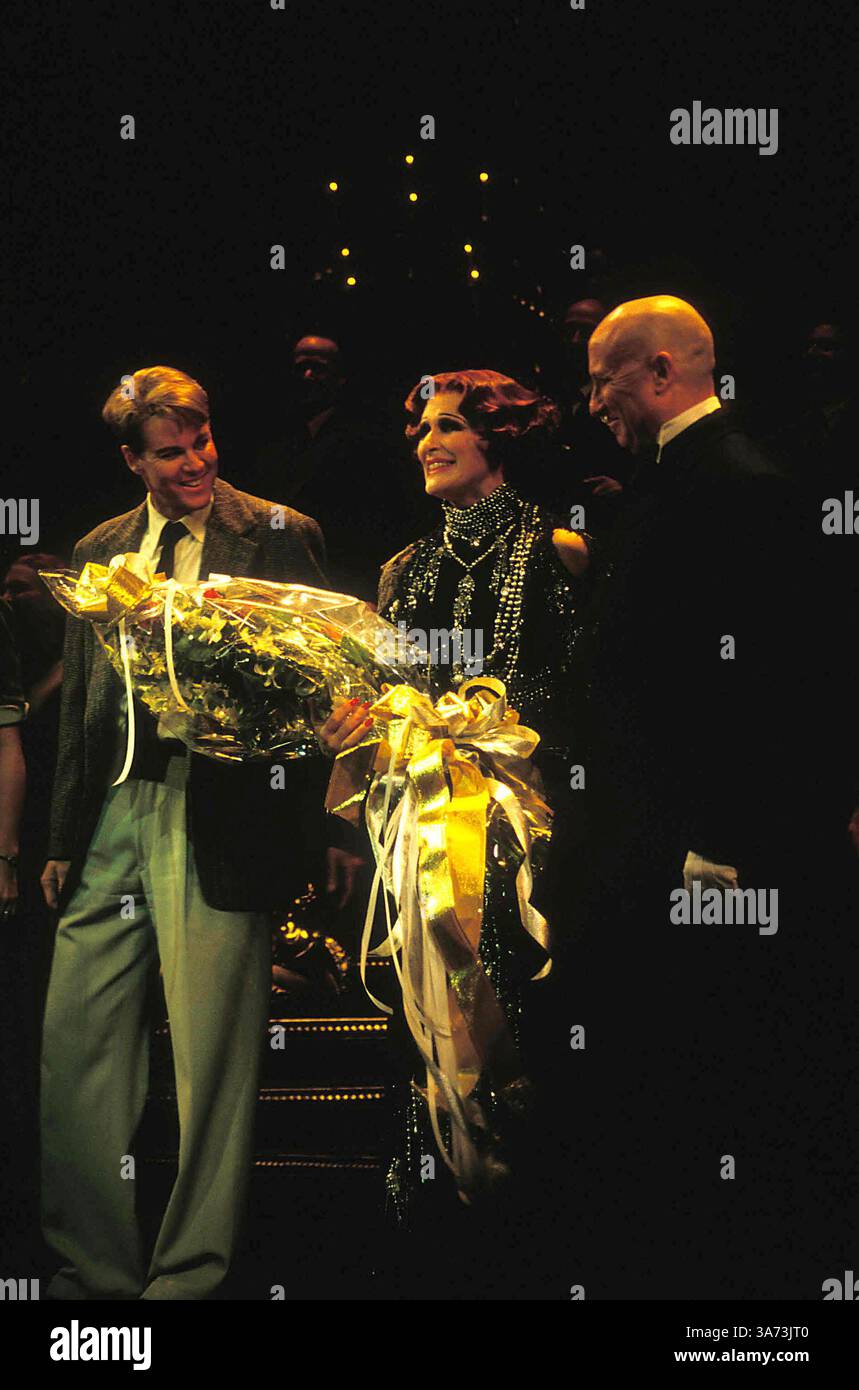 4 GIUGNO 2007 - L9948WW.SUNSET BOULEVARD PREMIERE, 11-17-1994.VINCENT TUMEO GLENN CLOSE GEORGE HEARN. WALTER WEISSMAN- 1994.GLENNCLOSERETRO(immagine di credito: © Globe Photos/ZUMAPRESS.com) Foto Stock