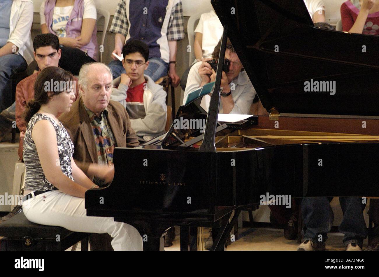 7 maggio 2004; Ramallah, PALESTINA; il direttore di fama mondiale DANIEL BARENBOIM lavora con CELINE KHOURY, membro della Ramallah Youth Orchestra. Barenboim fondò l'orchestra nell'agosto 2003 e fu sorpreso dai meravigliosi progressi che gli studenti avevano fatto. Foto Stock