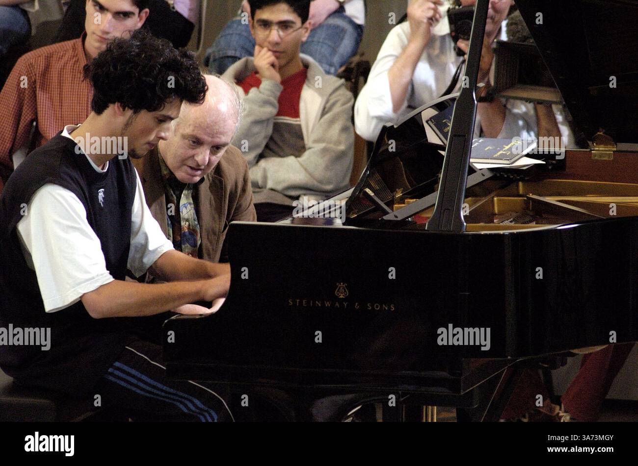 7 maggio 2004; Ramallah, PALESTINA; il direttore di fama mondiale DANIEL BARENBOIM lavora con AHMAD EID, membro della Ramallah Youth Orchestra. Barenboim fondò l'orchestra nell'agosto 2003 e fu sorpreso dai meravigliosi progressi che gli studenti avevano fatto. Foto Stock