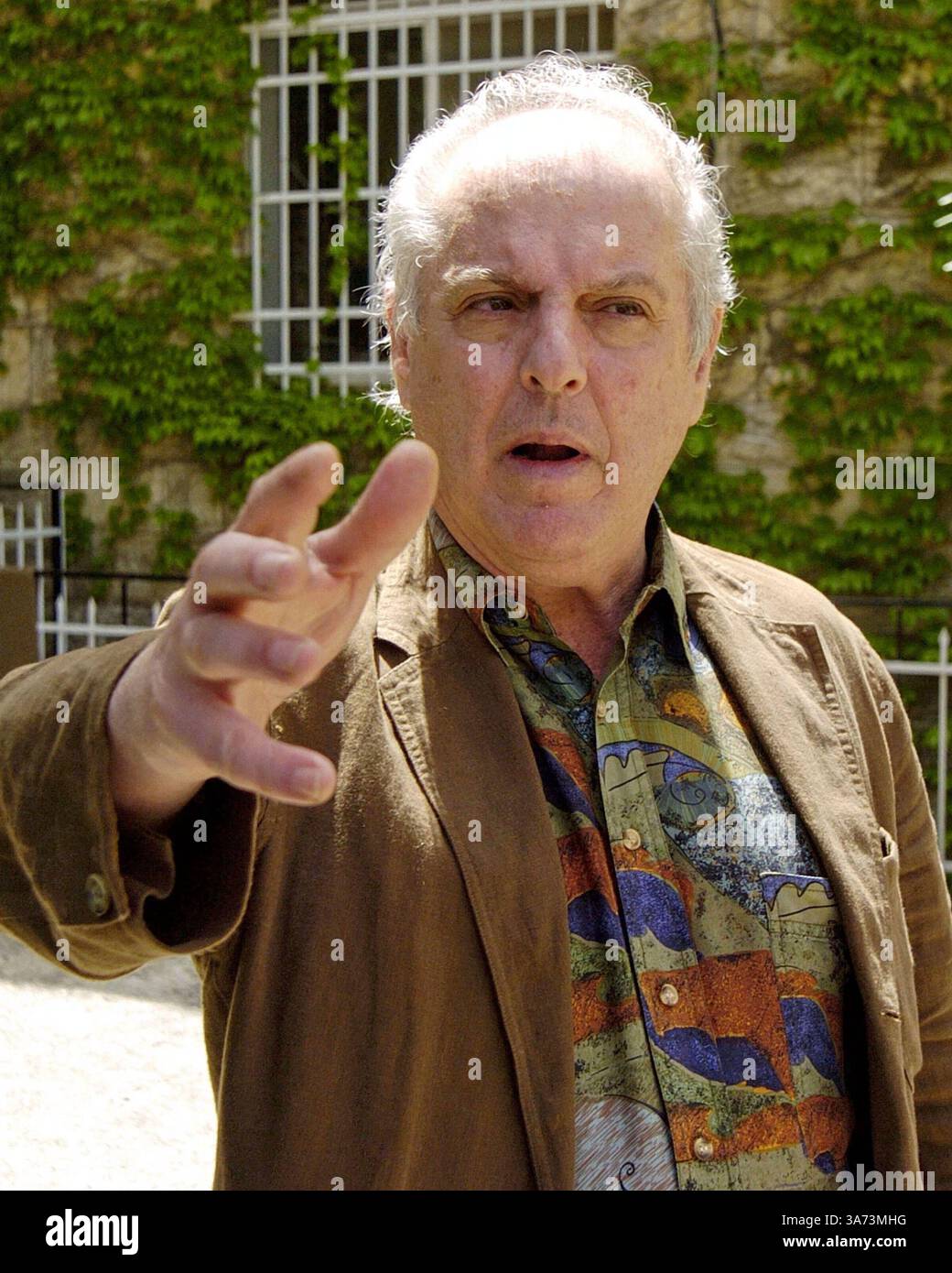 7 maggio 2004; Ramallah, PALESTINA; direttore di fama mondiale, DANIEL BARENBOIM, parla con la stampa prima del suo workshop con i membri della Ramallah Youth Orchestra. Barenboim fondò l'orchestra nell'agosto 2003 e fu sorpreso dai meravigliosi progressi che gli studenti avevano fatto. Foto Stock