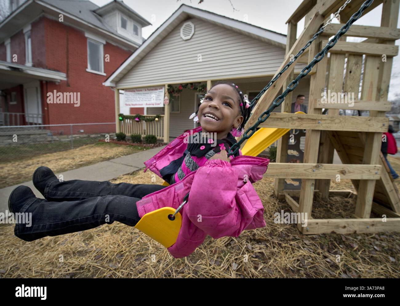 15 dicembre 2014 - Kansas City, Missouri, Stati Uniti - "voglio vivere qui per sempre", ha dichiarato Ranyah Wilson, 4 anni, mentre giocava in una casa data alla sua famiglia lunedì 15 dicembre 2014, attraverso la contea di Jackson che costruiva il concorso casalingo Futures. La casa si trova nel quartiere Ivanhoe di Kansas City, Mo. (Credit Image: © Keith Myers/TNS/ZUMA Wire) Foto Stock