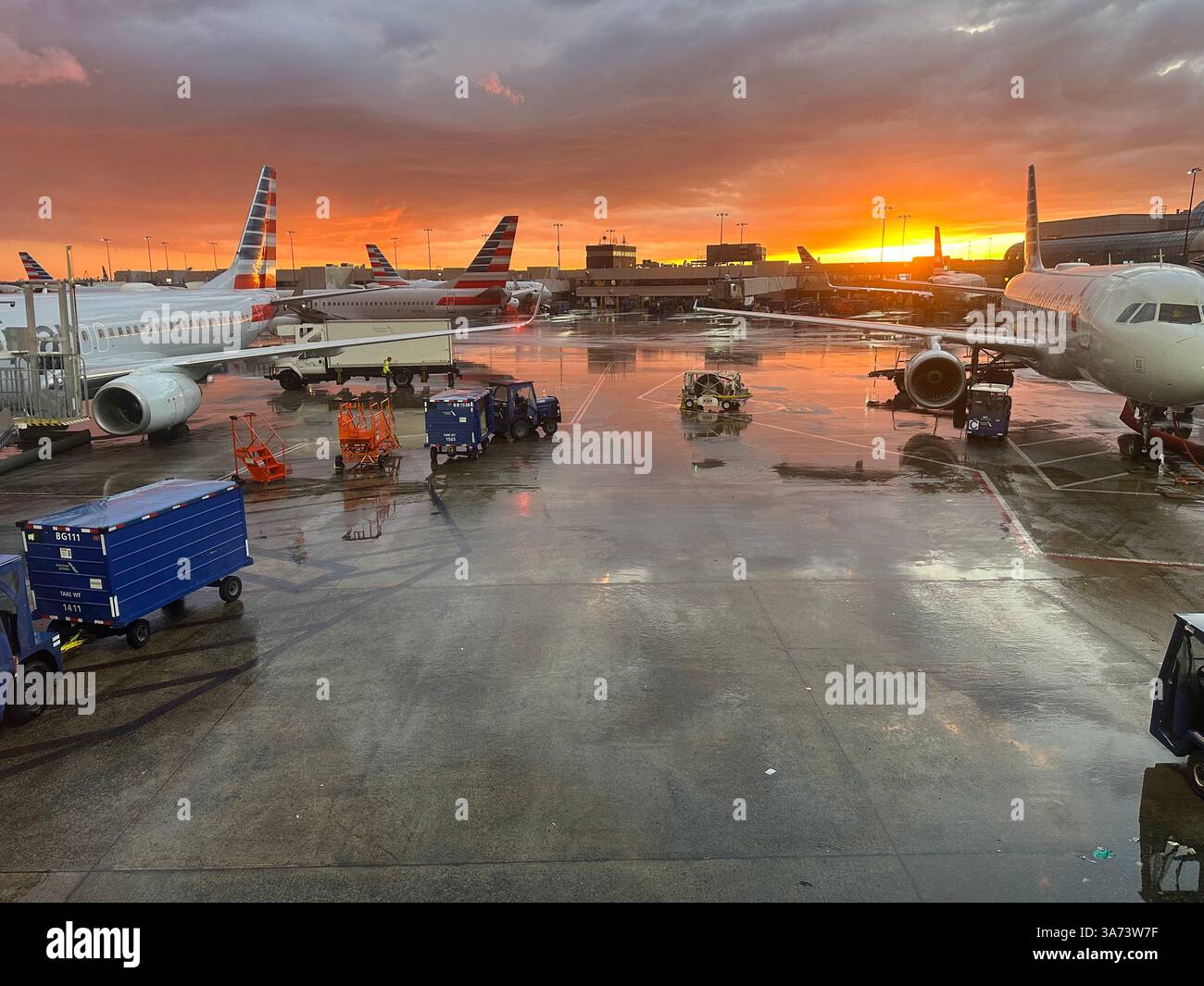 L'Aeroporto Internazionale Charlotte Douglass degli Stati Uniti d'America, l'American Airlines, dopo un temporale e un tramonto, raggiunge i cancelli Foto Stock L'Aeroporto Internazionale Charlotte Douglass degli Stati Uniti d'America, l'American Airlines, dopo un temporale e un tramonto, raggiunge i cancelli Foto Stock