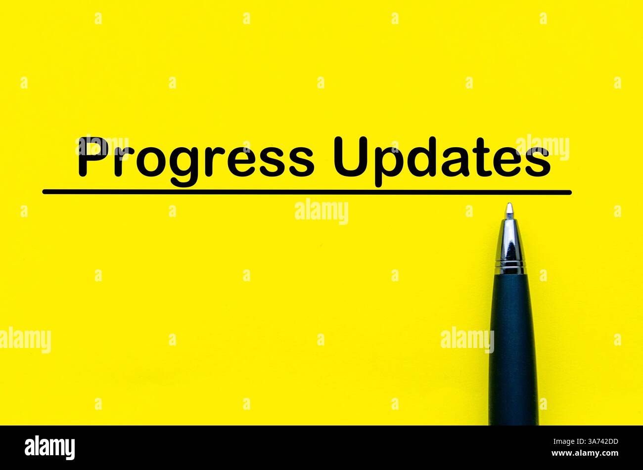 Testo Progress Updates scritto su sfondo giallo della copertina. Foto Stock