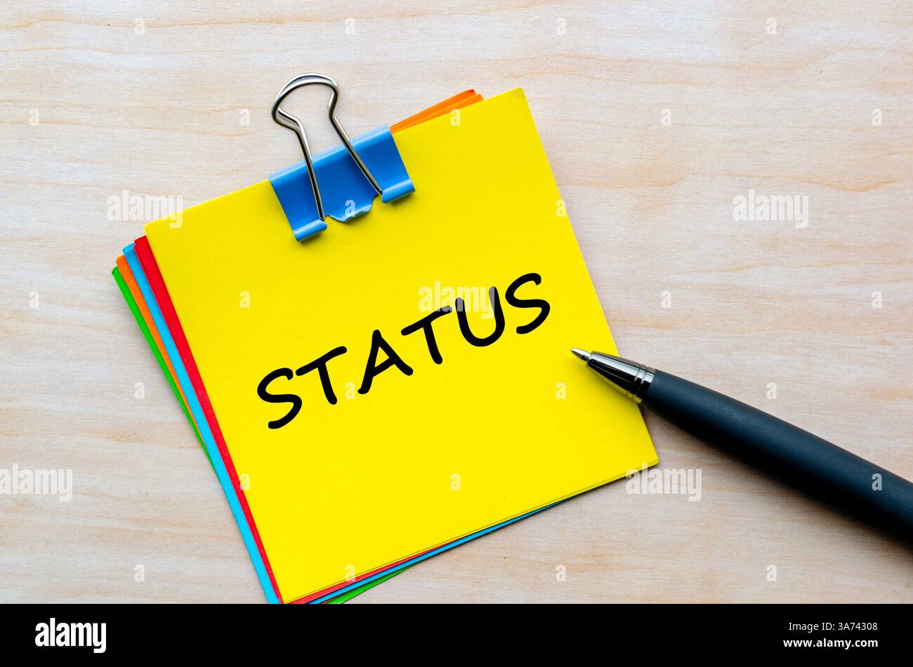 Testo di stato su blocco note giallo. Aggiornamenti aziendali e informazioni sullo stato. Foto Stock