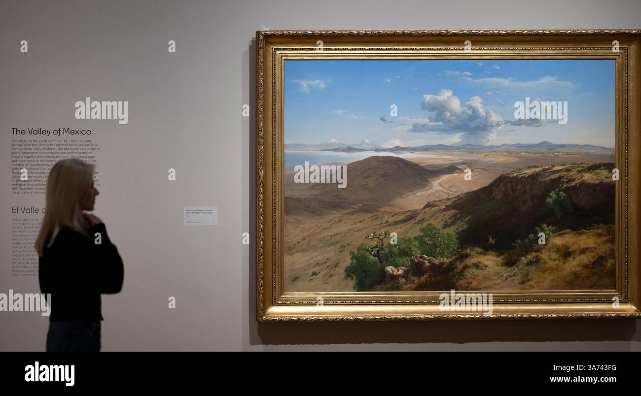 National Gallery, Londra, Regno Unito. 26 marzo 2025. José María Velasco: A View of Mexico, la prima mostra in assoluto che la National Gallery ha dedicato a un artista storico latinoamericano, coincide con il 200° anniversario dell'instaurazione di relazioni diplomatiche tra Regno Unito e Messico. José María Velasco (1840–1912) è stato il più celebrato XIX secolo del Messico Pittore, famoso per i suoi monumentali dipinti della Valle del Messico, l'area che circonda città del Messico. Le opere includono: José María Velasco, la Valle del Messico (Vista della Valle del Messico dalla collina di Santa Isabel), 1877. M Foto Stock