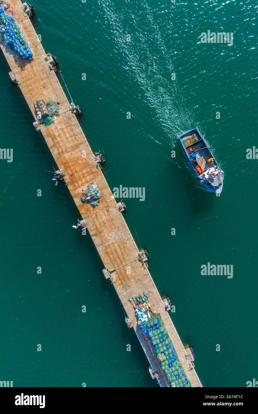 Vista aerea della barca che entra nel porto sportivo di Marina de Peniche Foto Stock