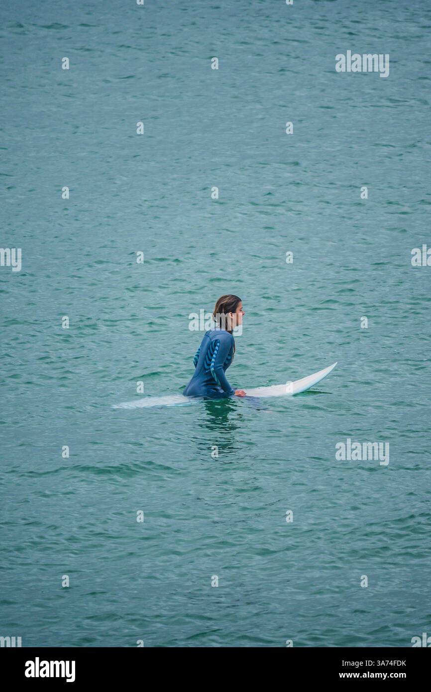 Surfisti nella famosa spiaggia di Supertubos, Peniche, Portogallo Foto Stock