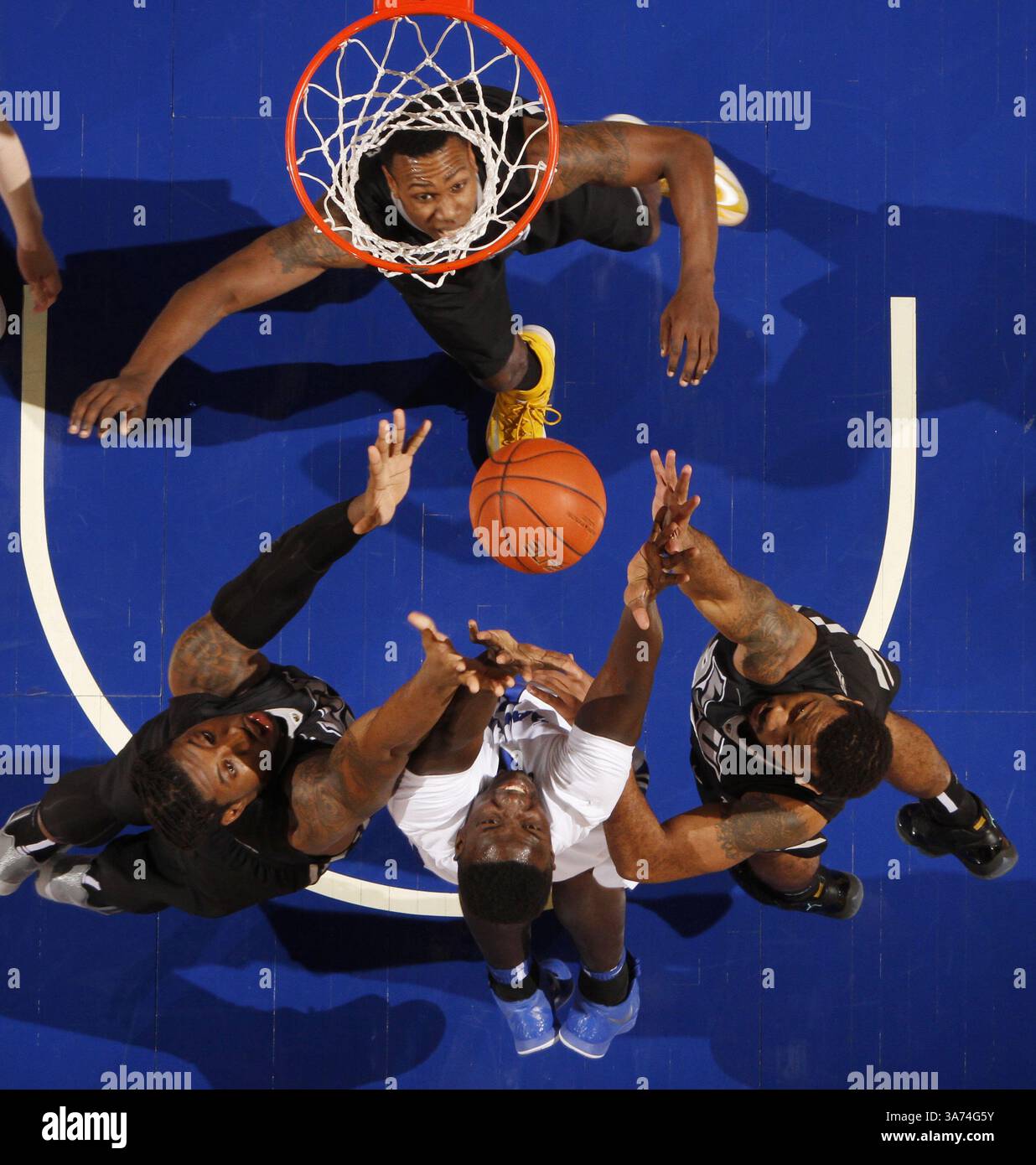 23 gennaio 2015 - St Louis, MO, USA - Reggie Agbeko di Saint Louis, in basso al centro, compete per un rimbalzo contro Mo Alie-Cox della Virginia Commonwealth, in basso a sinistra, Jordan Burgess, in basso a destra, e Treveon Graham, Top, in azione nel primo tempo venerdì 23 gennaio 2015, alla Chaifetz Arena di St. Louis. VCU ha vinto, 63-61. (Immagine di credito: © Chris Lee/TNS/ZUMA Wire) Foto Stock