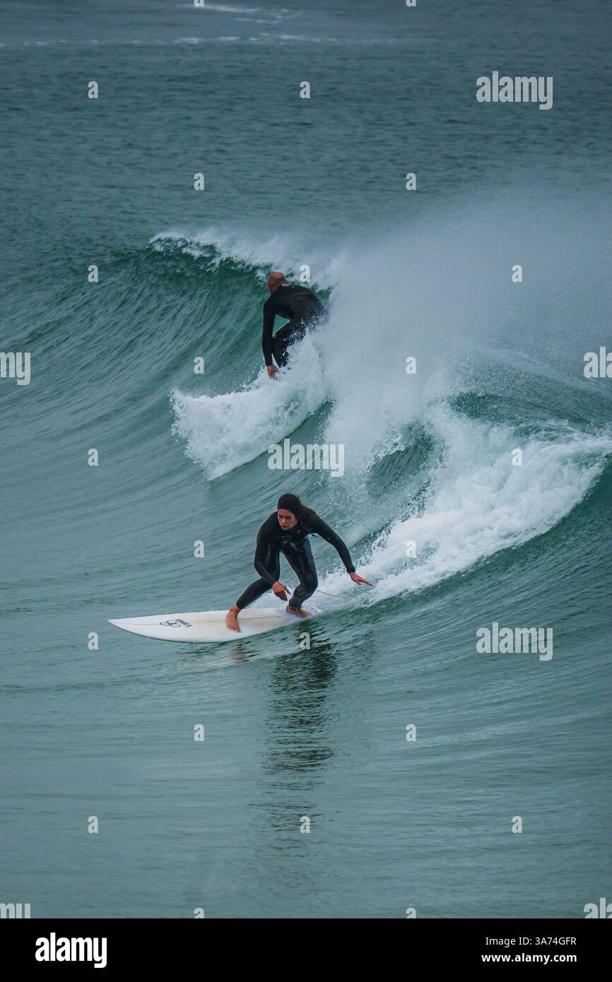 Surfisti nella famosa spiaggia di Supertubos, Peniche, Portogallo Foto Stock