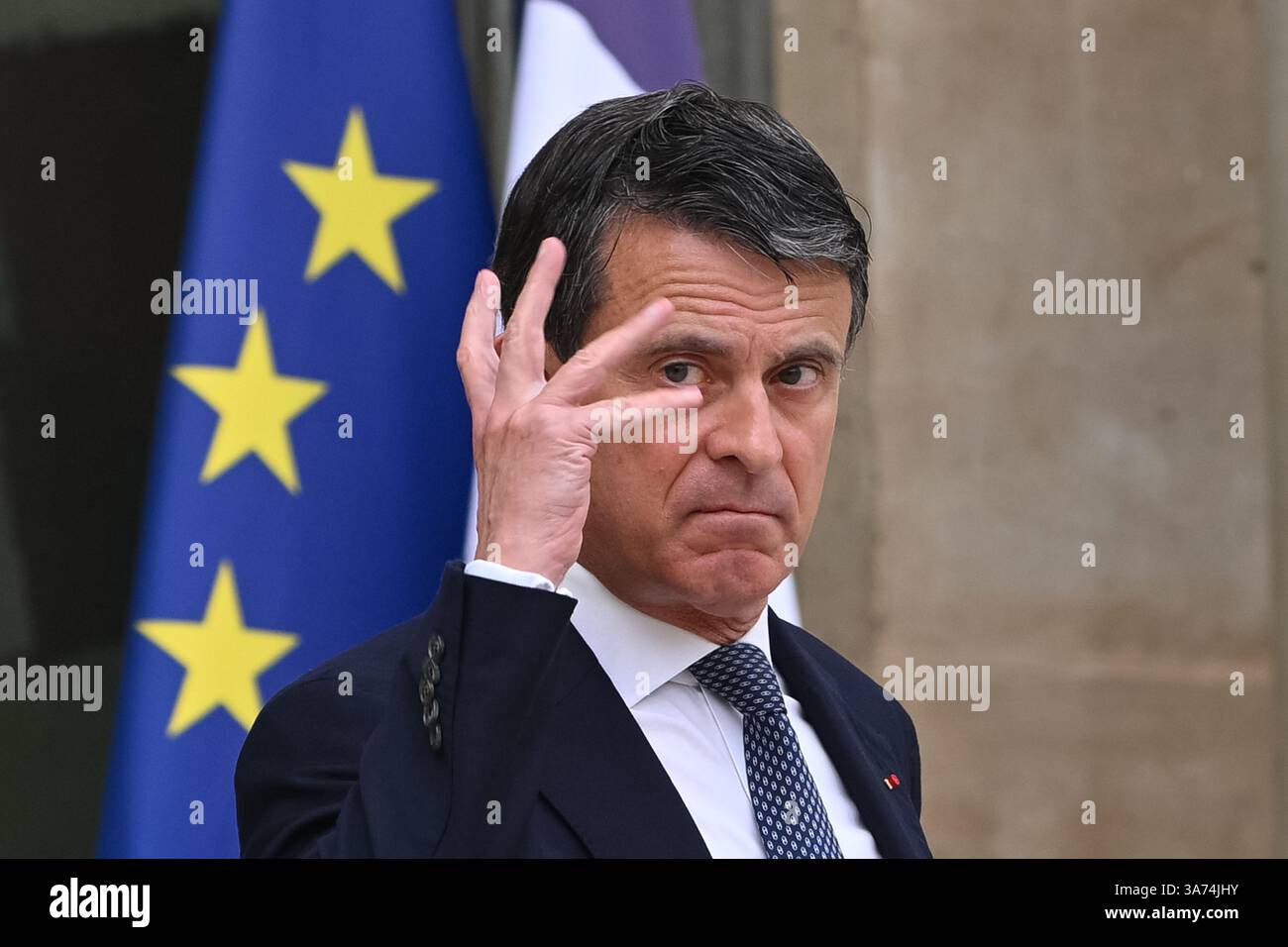 Parigi, Francia. 26 marzo 2025. Ministro d'oltremare Manuel Valls che lascia il Consiglio dei ministri il 26 marzo 2025 - 26/03/2025 - Francia/Ile-de-France (regione)/Parigi - Julien Mattia/le Pictorium credito: LE PICTORIUM/Alamy Live News Foto Stock
