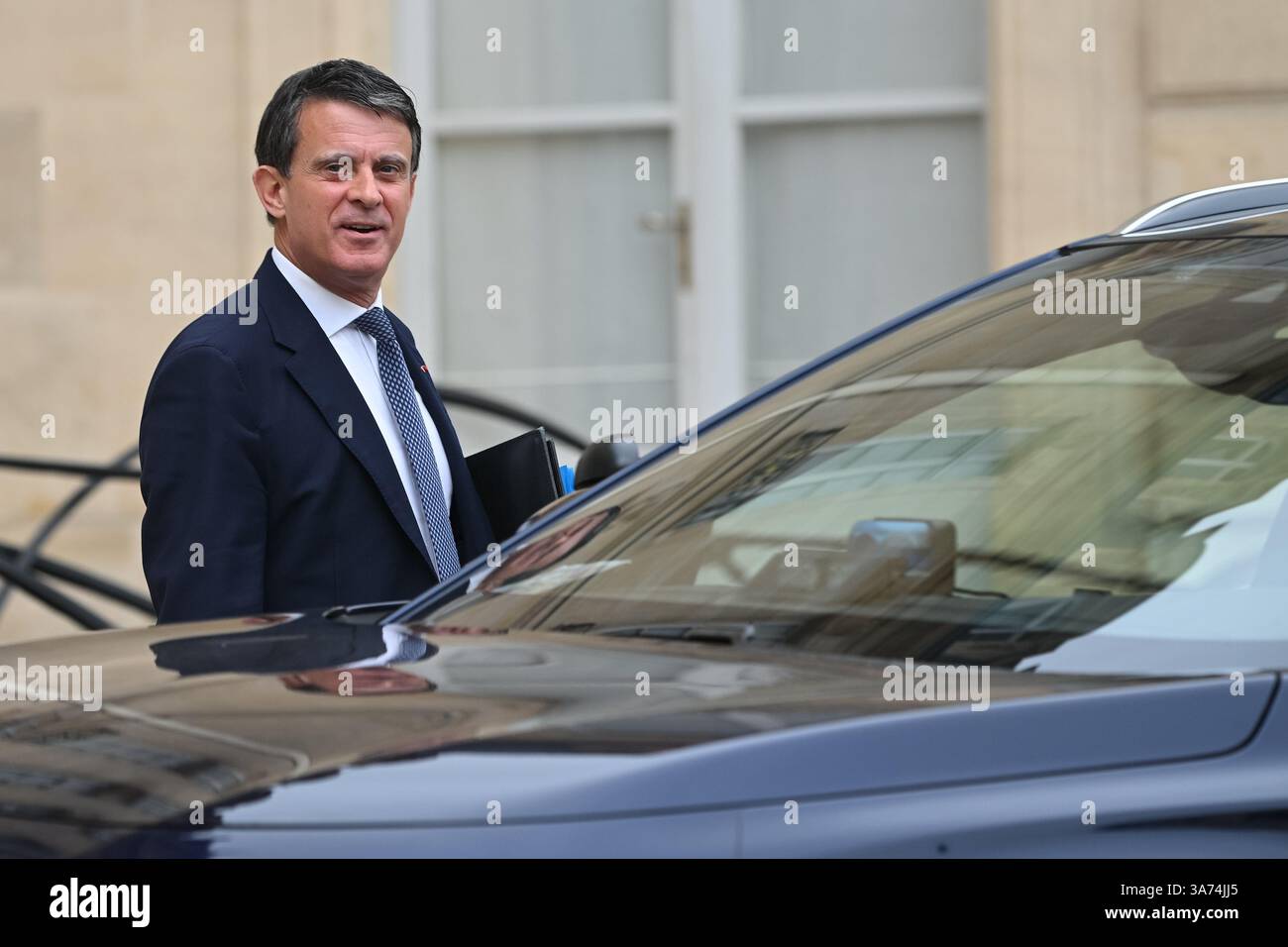 Parigi, Francia. 26 marzo 2025. Ministro d'oltremare Manuel Valls che lascia il Consiglio dei ministri il 26 marzo 2025 - 26/03/2025 - Francia/Ile-de-France (regione)/Parigi - Julien Mattia/le Pictorium credito: LE PICTORIUM/Alamy Live News Foto Stock