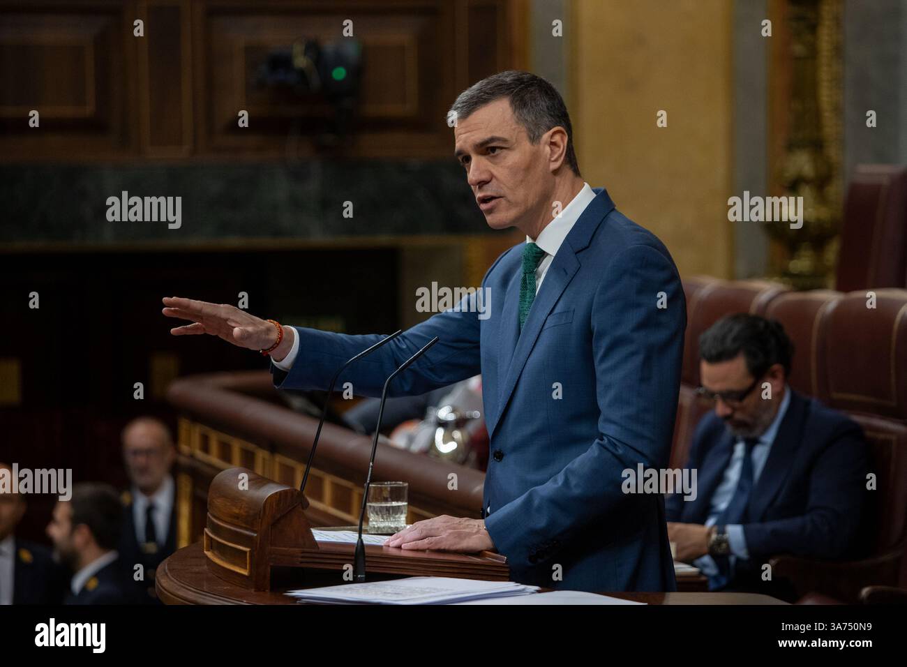 Madrid, Spagna. 26 marzo 2025. Pedro Sánchez, Presidente del governo spagnolo, interviene durante un'apparizione davanti al Congresso dei deputati per riferire sul nuovo panorama geopolitico dell'Unione europea e sulle conclusioni del Consiglio europeo tenutosi il 20 marzo a Bruxelles. Credito: SOPA Images Limited/Alamy Live News Foto Stock