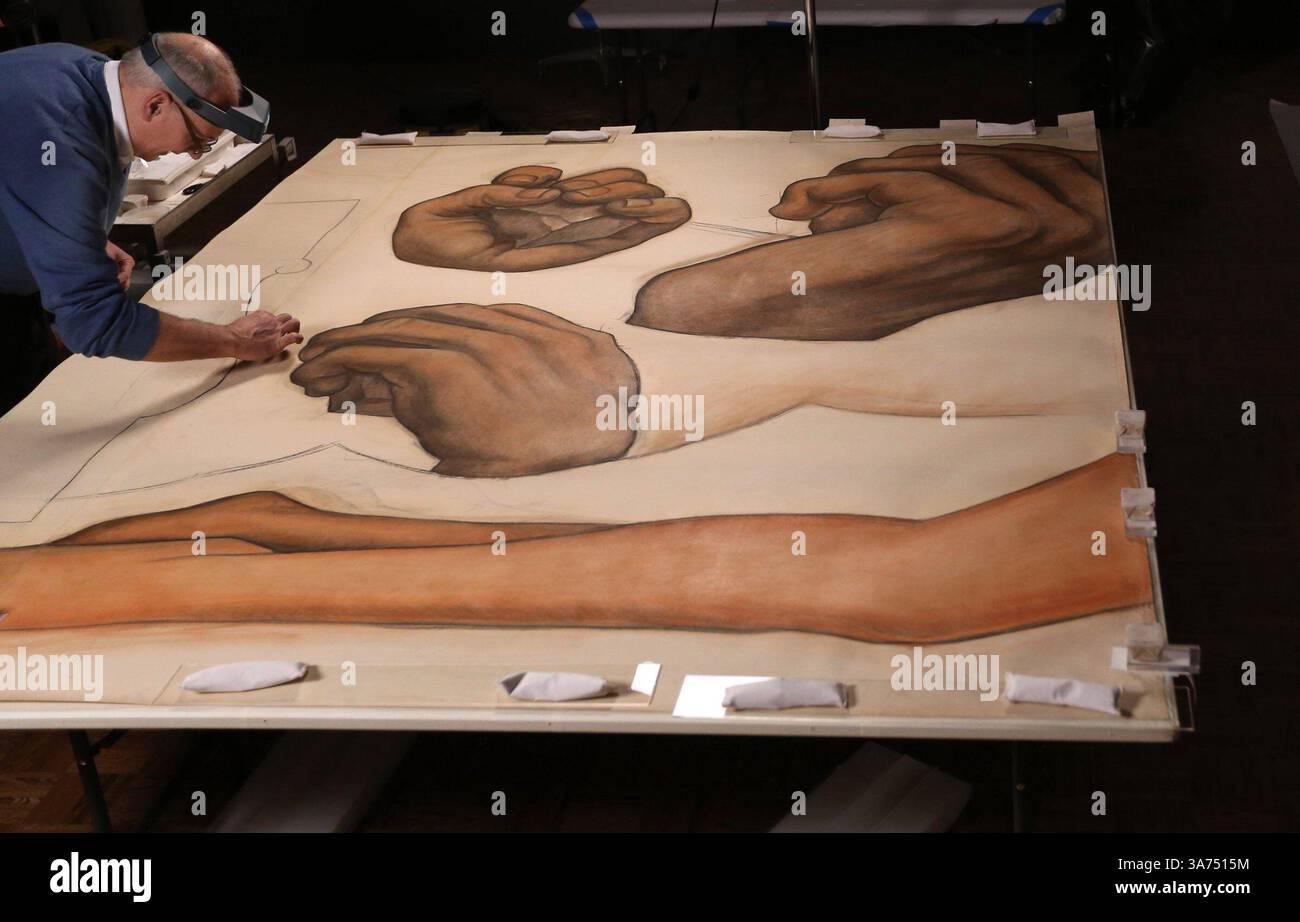 4 febbraio 2015 - Michigan, Stati Uniti - Christopher Foster conservatore di Art on Paper and Photographs presso il Detroit Institute of Arts ispeziona le cuciture di documenti per le riparazioni necessarie mercoledì 4 febbraio 2015. Questo rotolo è uno dei disegni epici preparatori di Diego Rivera dal murale Detroit Industry, uno dei tre pannelli che compongono la sezione intitolata "Black Race" Rivera ha lavorato su questi per il murale durante il suo soggiorno di un anno a Detroit nel 1932 e sarà in mostra per la prima volta in oltre 30 anni durante la prossima mostra al museo intitolata Diego Rivera Frida Kahlo i. Foto Stock