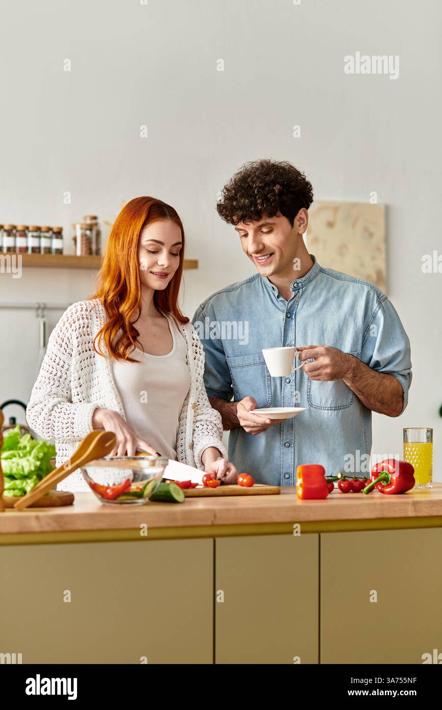 Una coppia condivide un momento di gioia mentre cucina, creando un pasto delizioso pieno di amore. Foto Stock