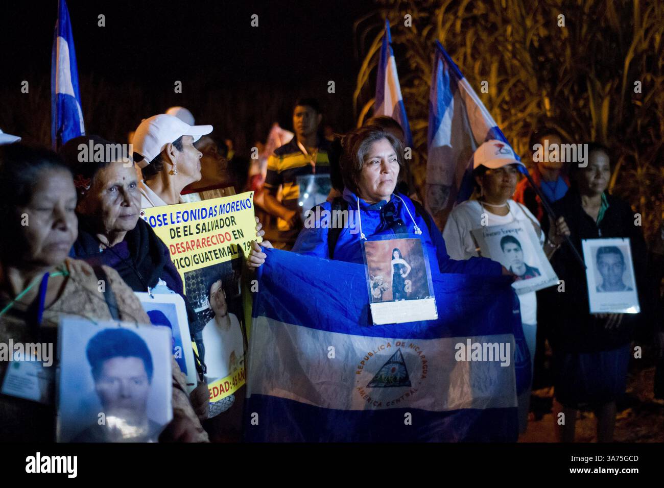 16 ottobre 2012 - Tabasco, Tabasco, Messico - dopo aver viaggiato per 476 km (295 milles) in direzione nord da Villahermosa, Tabasco in Amatlan de los Reyes, la carovana di madri centroamericane arriva in città la Patrona, dove incontrarono "Las Patronas", un collettivo femminile che nutre i migranti nei binari ferroviari. Movimento migratorio mesoamericano, o MMM. La carovana viaggerà per 20 giorni in 23 località in 14 stati attraverso il territorio messicano. (Immagine di credito: © Prometeo Lucero/ZUMAPRESS.com) Foto Stock