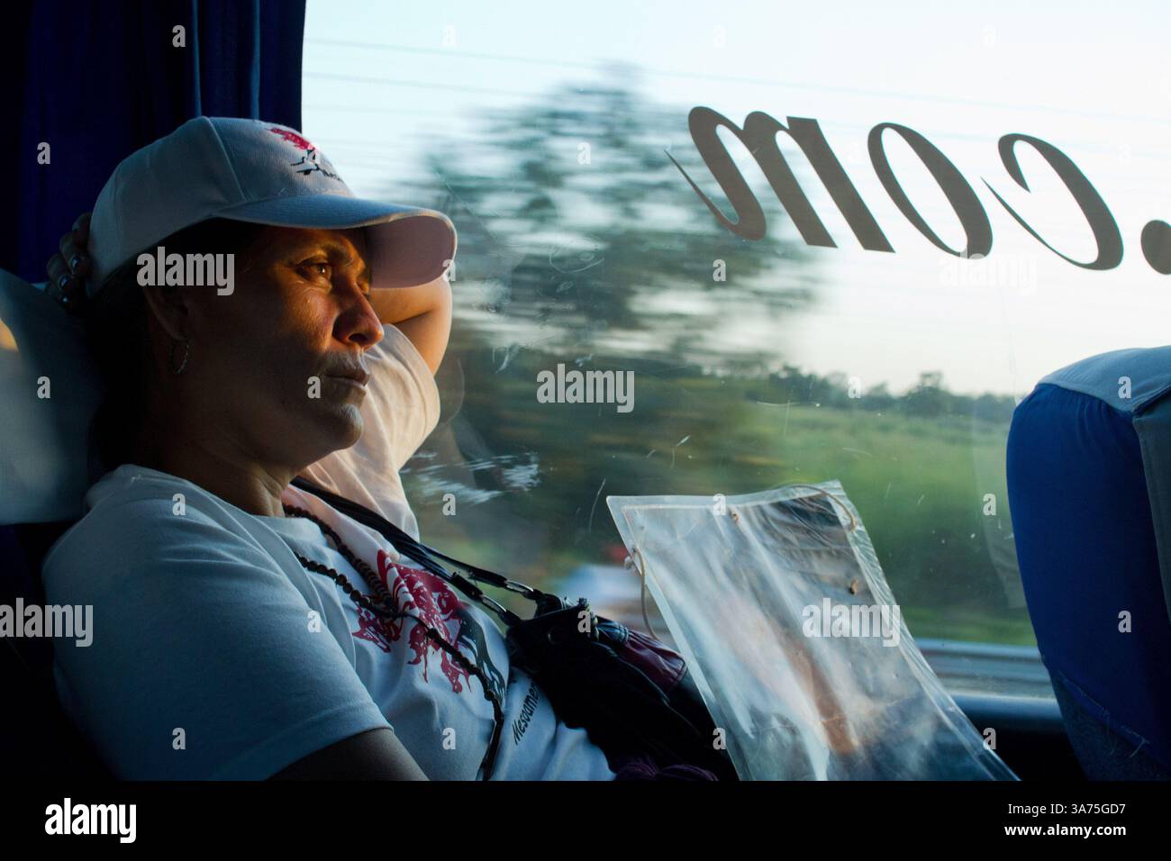 16 ottobre 2012 - Tabasco, Tabasco, Messico - Maria Eugenia Barrera Rocha, dal Nicaragua, che perquisisce sua figlia Clementina Barrera Lagos, siede sull'autobus della carovana che viaggia per 476 km (295 milles) in direzione nord da Villahermosa, Tabasco fino ad Amatlan de los Reyes, Veracruz, dove incontrano Las Patronas, una collettività femminile che alimenta i migranti sul treno. La carovana viaggerà per 20 giorni in 23 località in 14 stati attraverso il territorio messicano. (Immagine di credito: © Prometeo Lucero/ZUMAPRESS.com) Foto Stock