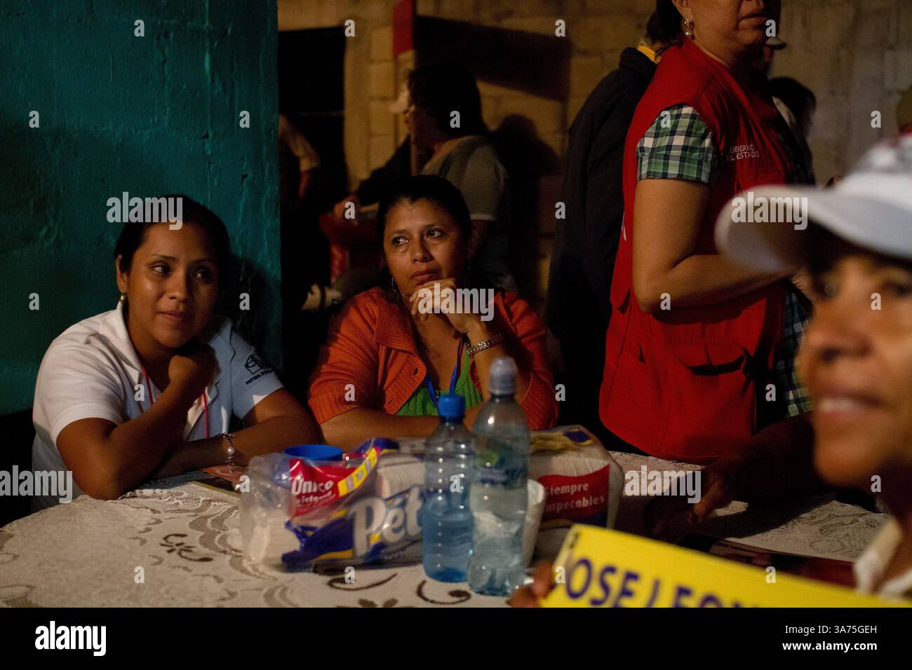 16 ottobre 2012 - Tabasco, Tabasco, Messico - dopo aver viaggiato per 476 km (295 milles) in direzione nord da Villahermosa, Tabasco in Amatlan de los Reyes, la carovana di madri centroamericane arriva in città la Patrona, dove incontrarono "Las Patronas", un collettivo femminile che nutre i migranti nei binari ferroviari. Movimento migratorio mesoamericano, o MMM. La carovana viaggerà per 20 giorni in 23 località in 14 stati attraverso il territorio messicano. (Immagine di credito: © Prometeo Lucero/ZUMAPRESS.com) Foto Stock