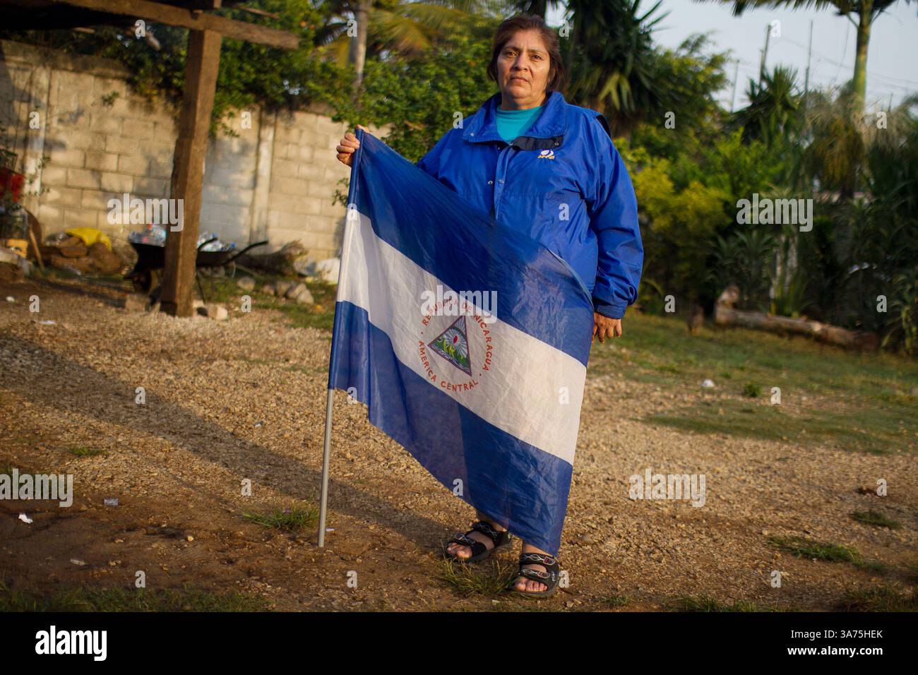 17 ottobre 2012 - Veracruz, Messico - Marta Esperanza Blandan Garcia da Chinandega, a nord del Nicaragua, si erge con una bandiera del suo paese natale ad Amatlan de los Reyes, Veracruz, dove la carovana di madri centroamericane è stata ricevuta da "Las Patronas", un collettivo locale di donne che porta cibo e acqua gratuiti ai migranti che viaggiano in treno, il 17 ottobre 2012. La carovana si dirige verso nord verso Tamaulipas, una delle zone più pericolose a causa della presenza di un cartello. Movimento dei migranti mesoamericani, o MMM. La carovana viaggerà per 20 giorni in 23 località nel 14 ° Foto Stock