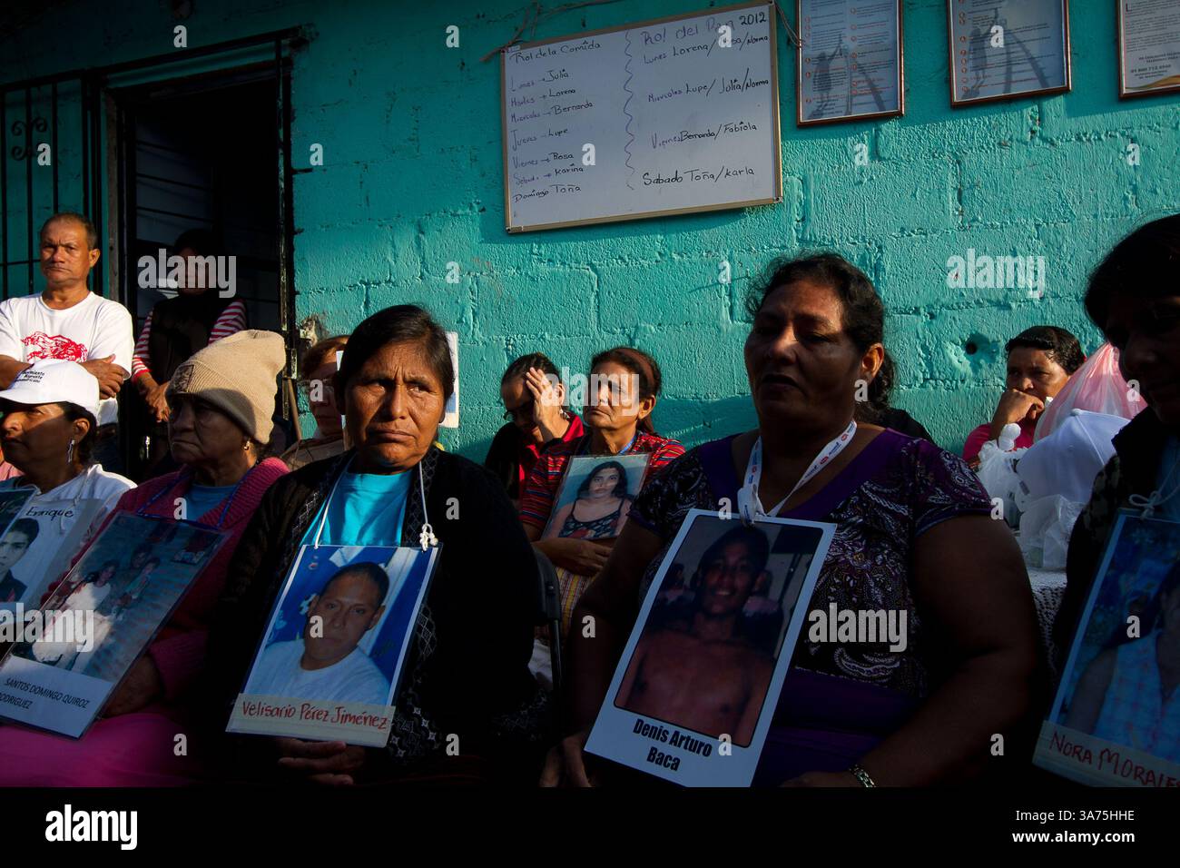 17 ottobre 2012 - Veracruz, Messico - le madri di migranti centroamericani pregano ad Amatlan de los Reyes, Veracruz, dove sono state ricevute da "Las Patronas”, un collettivo locale di donne che porta cibo e acqua gratuiti ai migranti che viaggiano in treno. La carovana si dirige verso nord verso Tamaulipas, una delle zone più pericolose a causa della presenza di un cartello. Movimento migratorio mesoamericano, o MMM. La carovana viaggerà per 20 giorni in 23 località in 14 stati attraverso il territorio messicano. (Immagine di credito: © Prometeo Lucero/ZUMAPRESS.com) Foto Stock