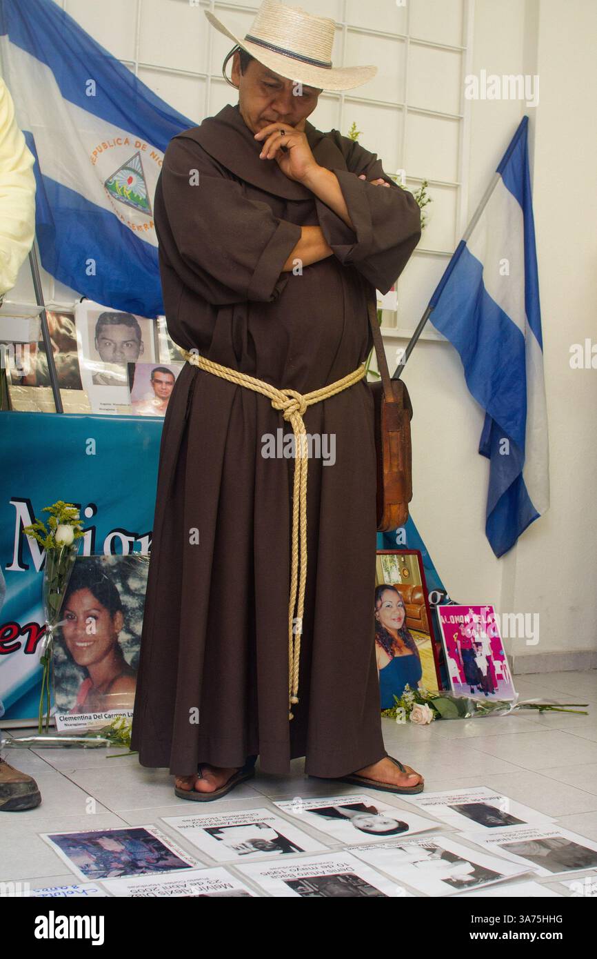 17 ottobre 2012 - Veracruz, Messico - la carovana di madri centroamericane arriva a Tampico, Tamaulipas, dopo aver viaggiato in autobus per 580 km (360 miglia) a nord da Amatlan de los Reyes. Tamaulipas è una delle zone più pericolose a causa della presenza di un cartello. Movimento migratorio mesoamericano, o MMM. La carovana viaggerà per 20 giorni in 23 località in 14 stati attraverso il territorio messicano. (Immagine di credito: © Prometeo Lucero/ZUMAPRESS.com) Foto Stock