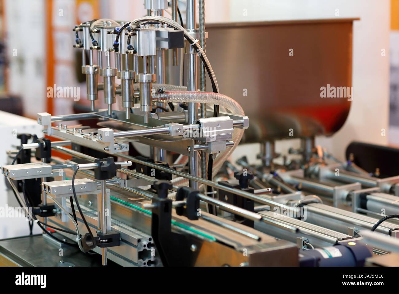 Linea di trasporto con riempitrice automatica di bottiglie. Messa a fuoco selettiva. Foto Stock
