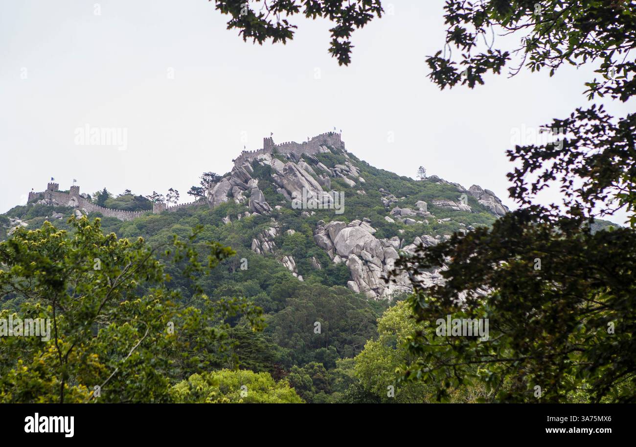 Castello dei Mori di Sintra, Portogallo. Principale destinazione turistica della regione della grande Lisbona Foto Stock